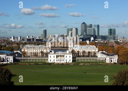 England - London - Greenwich - Blick vom Greenwich Park im Herbst auf das Royal Naval College, das Queen`s House und die Türme von Canary Wharf Stockfoto